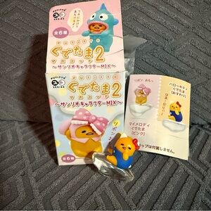 PUTITTO Series 2 Collectible Gudetama Cup Hugger Figurine Hello Kitty